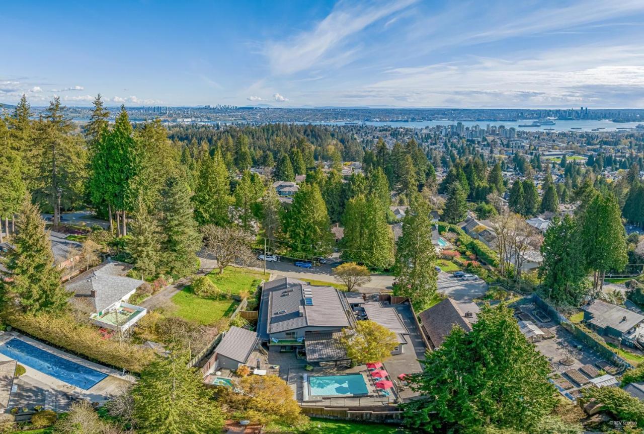 Grouse Cheerful Large Private Bedroom, Bath, Shared Deck, Pool, Hot Tub North Vancouver Exterior photo
