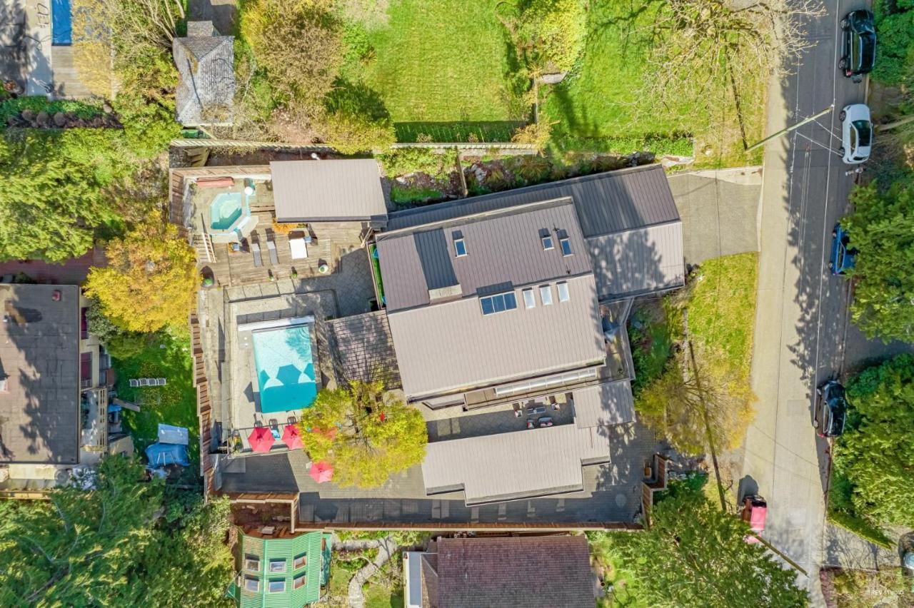 Grouse Cheerful Large Private Bedroom, Bath, Shared Deck, Pool, Hot Tub North Vancouver Exterior photo