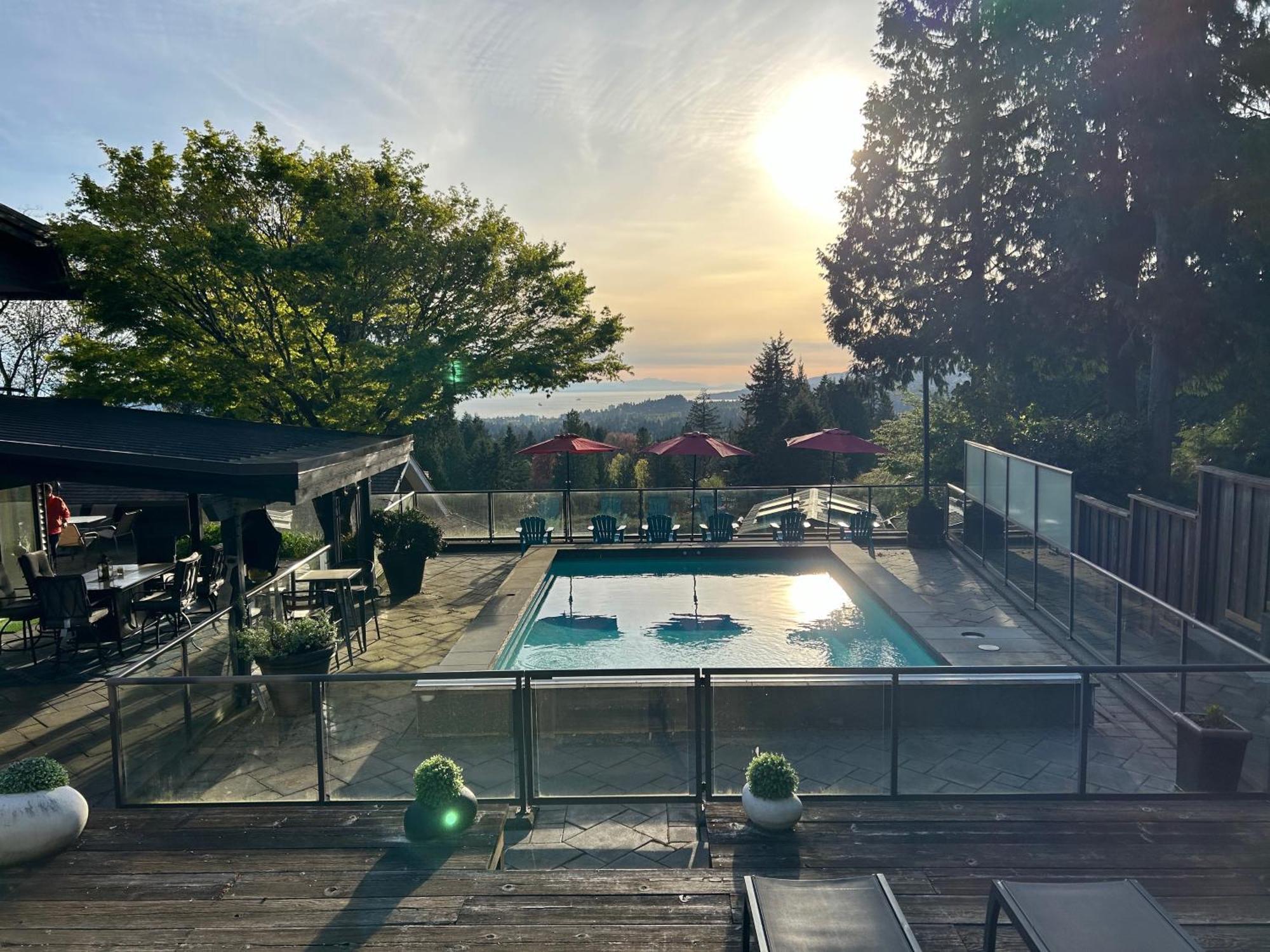 Grouse Cheerful Large Private Bedroom, Bath, Shared Deck, Pool, Hot Tub North Vancouver Exterior photo