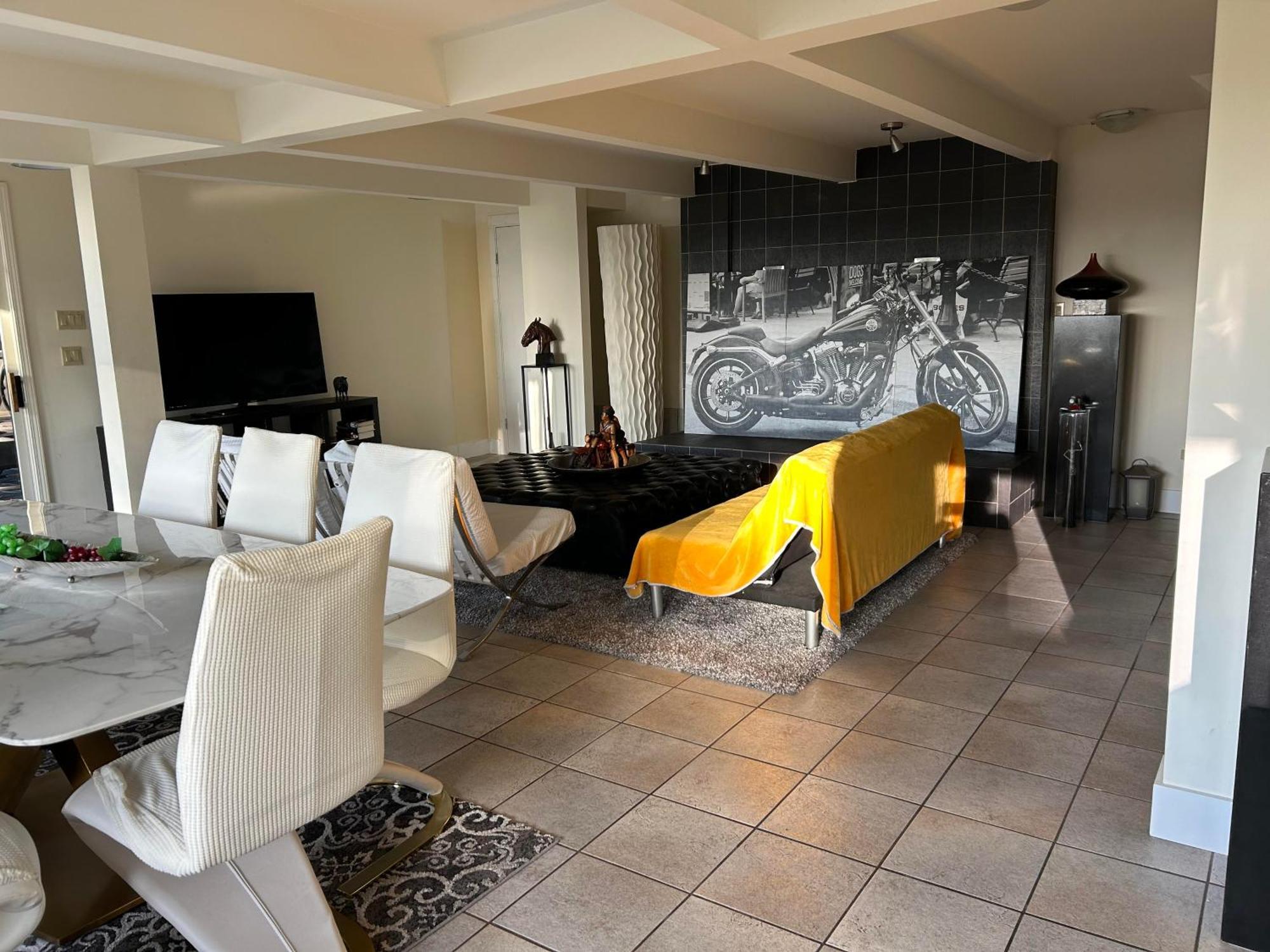 Grouse Cheerful Large Private Bedroom, Bath, Shared Deck, Pool, Hot Tub North Vancouver Exterior photo