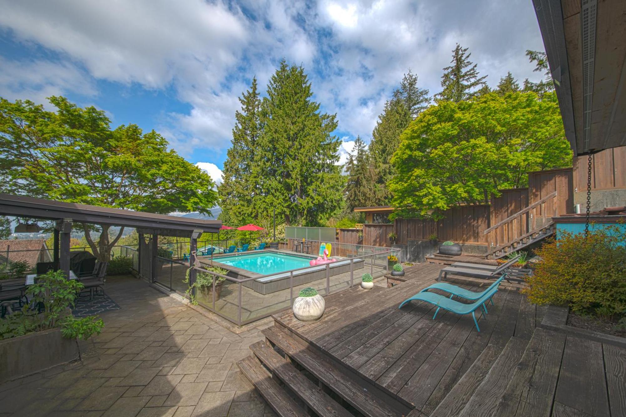Grouse Cheerful Large Private Bedroom, Bath, Shared Deck, Pool, Hot Tub North Vancouver Exterior photo