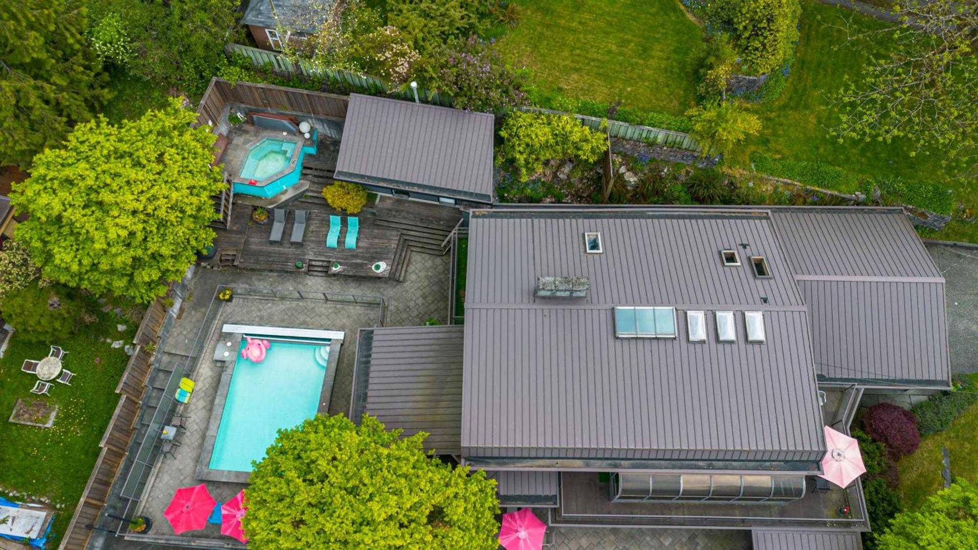 Grouse Cheerful Large Private Bedroom, Bath, Shared Deck, Pool, Hot Tub North Vancouver Exterior photo