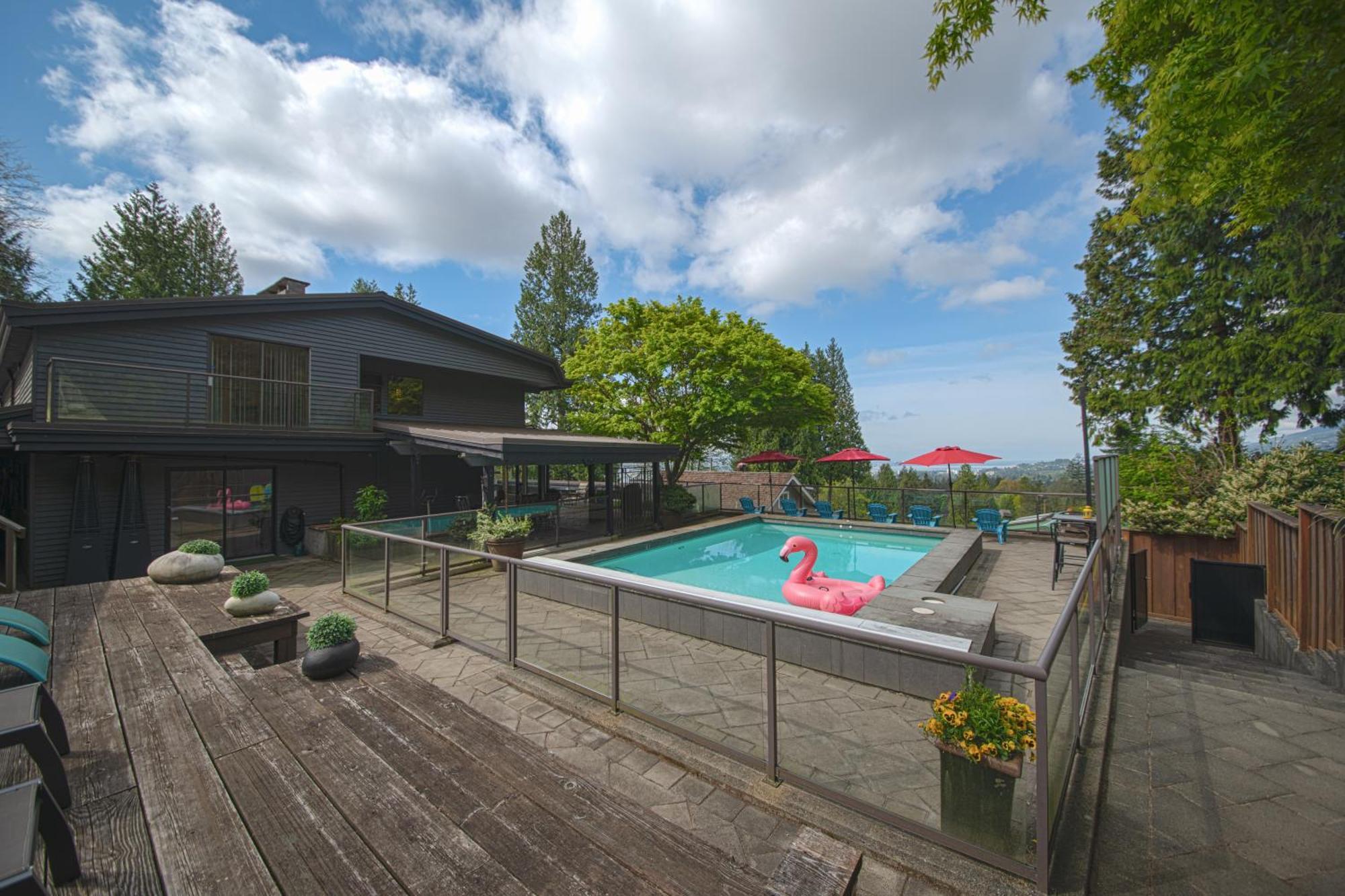 Grouse Cheerful Large Private Bedroom, Bath, Shared Deck, Pool, Hot Tub North Vancouver Exterior photo